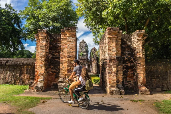Sukhothai Historical Park Tayland bir bisiklet sürme bir çift