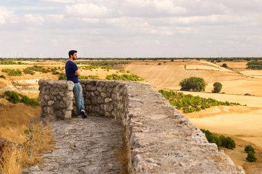 Valladolid İspanya Uruena duvarda oturan genç adam