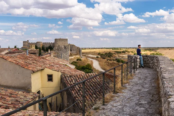Valladolid İspanya Uruena duvarda oturan genç adam
