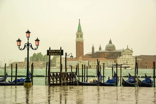Rainy Day Gondola Pier Venice Italy — Stock Photo, Image