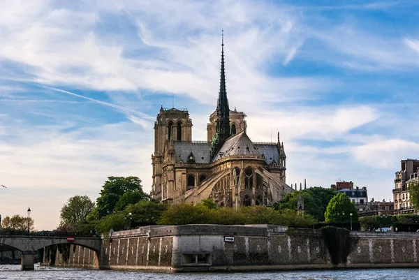 Paris'te Seine Nehri ile Notre Dame Katedrali.
