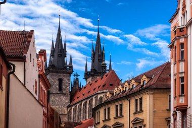Astronomik Saat ve kilise Our Lady Tyn eski Town, Prague, Çek Cumhuriyeti için önce