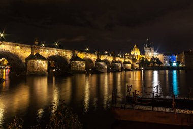 Gece fotoğraf Charles köprünün Prag, Çek Cumhuriyeti