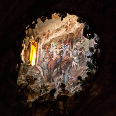 Kubbe müştemilatının ve heykeller İspanya Toledo'da katedral içinde