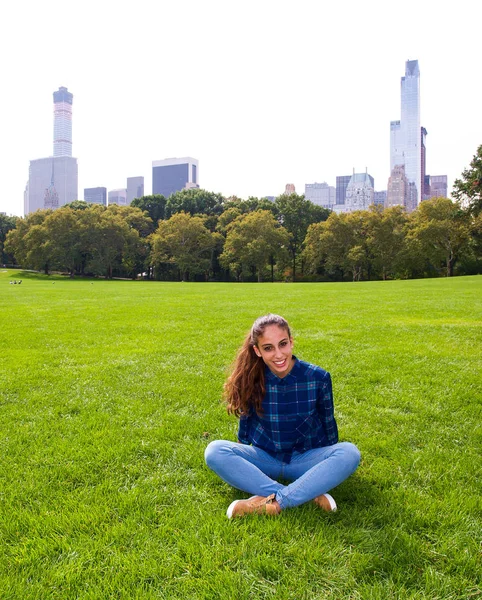 Genç kız koyun çayır Central Park, Ny, New York, ABD, poz