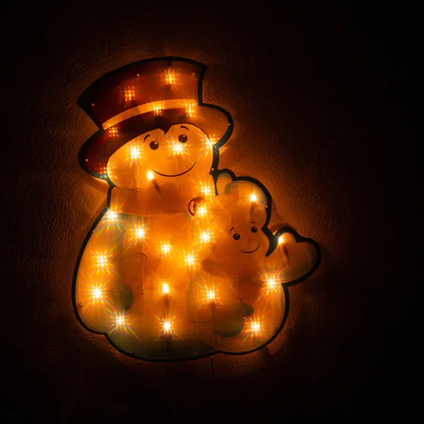 黄色のライトとクリスマス飾り雪だるま — ストック写真