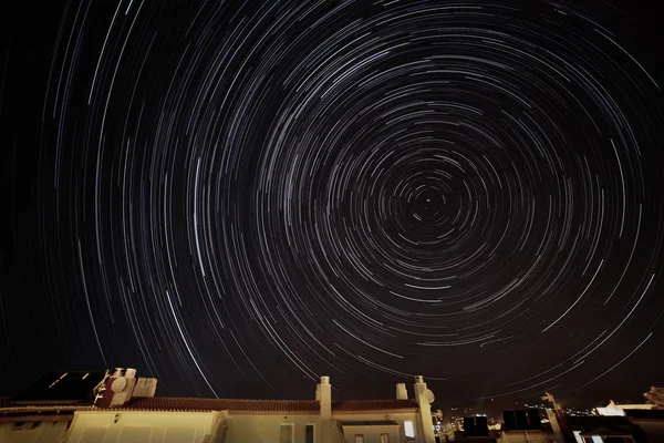 Gece fotoğrafı bir circumpolar yıldız bir şehir, bir banliyösünde izleri ile