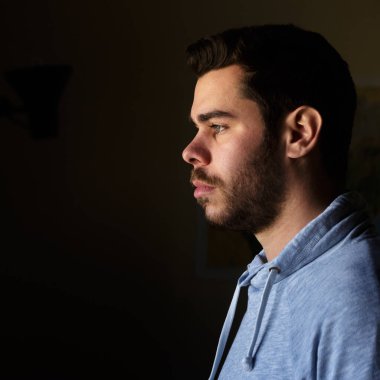 Profilde sakallı genç bir adam portresi