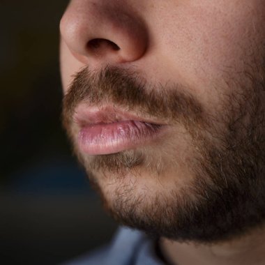 Ayrıntı sakallı genç bir adamın hasarlı dudak