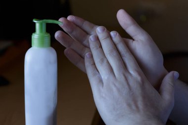 Nemlendirici kremi bir kavanoz bozuk ellerde dağıtıcı ile bulaşması.