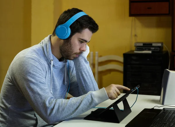 Νεαρός Άνδρας Κινητό Του Tablet Laptop Και Ακουστικά Royalty Free Εικόνες Αρχείου