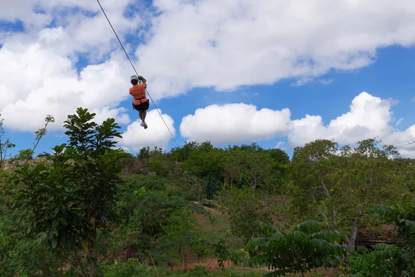 Mulher Montando Tirolesa Vale Dos Moinhos Açúcar Trinidad Cuba — Fotografia de Stock