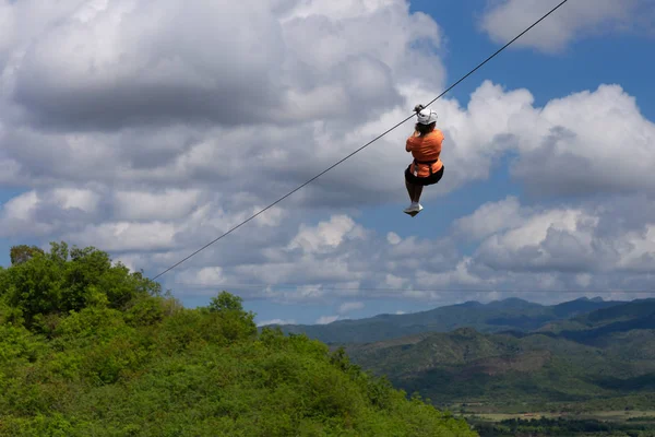 Trinidad Küba Şeker Fabrikaları Vadisi'nde zip line sürme Kadın