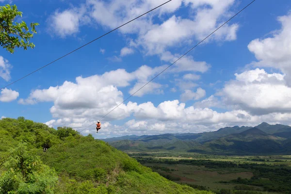 Trinidad Küba Şeker Fabrikaları Vadisi'nde zip line sürme Kadın