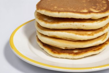 Krep beyaz tabakta yakın çekim