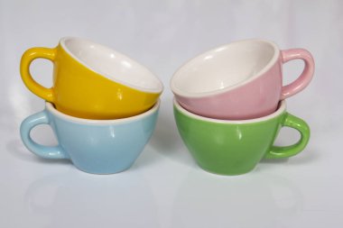 Beyaz bir arka plan üzerinde dört çiçekli bardaklar yakın çekim