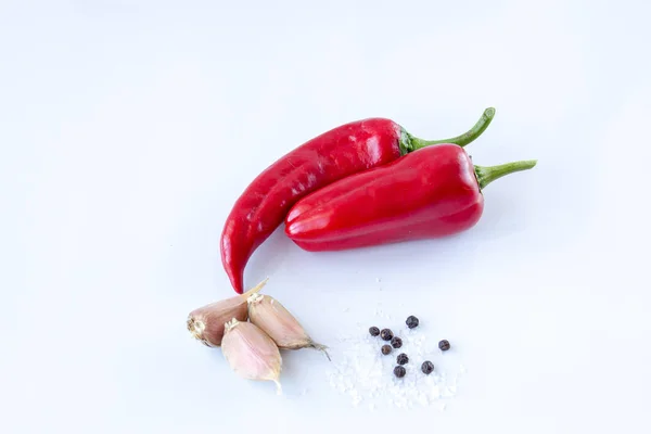 Acı biber sarımsak, biber ve tuz beyaz bir arka plan üzerinde