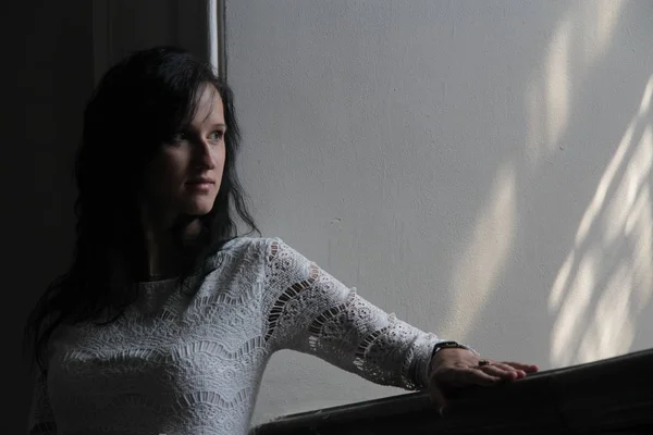 Siyah beyaz portre genç esmer kız 