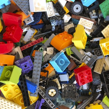 Çok renkli küçük lego ayrıntıları kutusunda yakın çekim dağınık