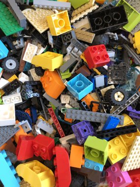 Çok renkli küçük lego ayrıntıları kutusunda yakın çekim dağınık