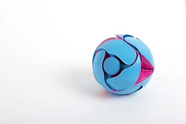 Пластиковые игрушечные шарики трансформатор синий и розовый — стоковое фото