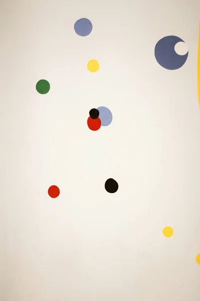 Gri arka plandaki renkli dairelerin görüntüsü