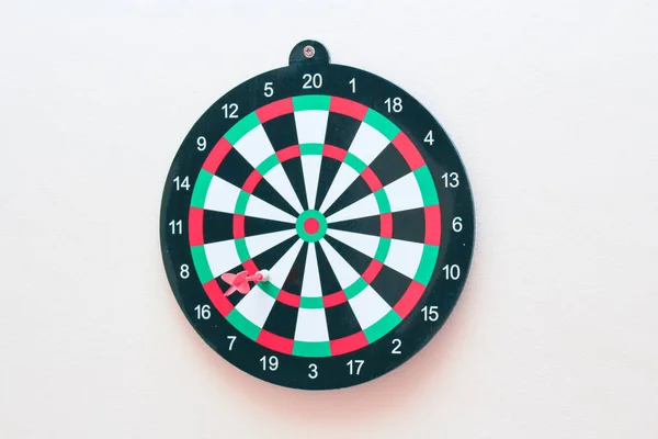 Yakın gri bir duvarda bir dart ile Dart tahtası
