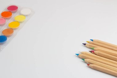 Beyaz arka planda renkli kalemler ve pastel renkler