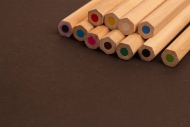 Renkli kalemler siyah bir arka plan üzerinde künt bir uç ile çapraz yalan