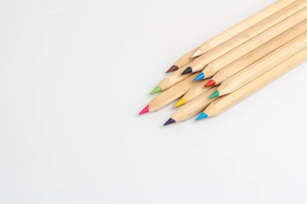 Renk kalemler beyaz masada.
