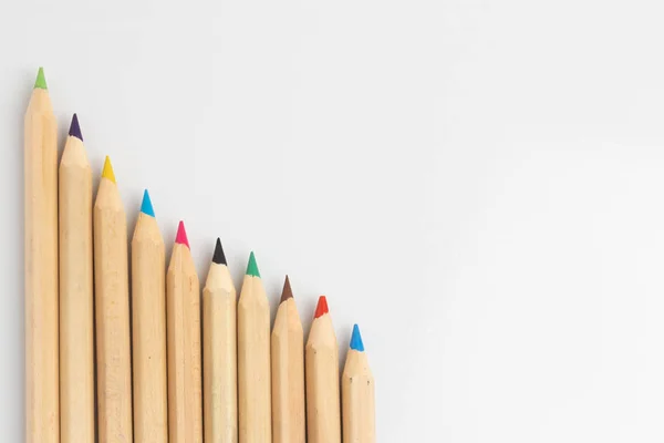 Renk kalemler beyaz masada.