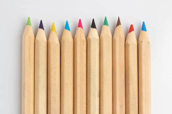 Renk kalemler beyaz masada.