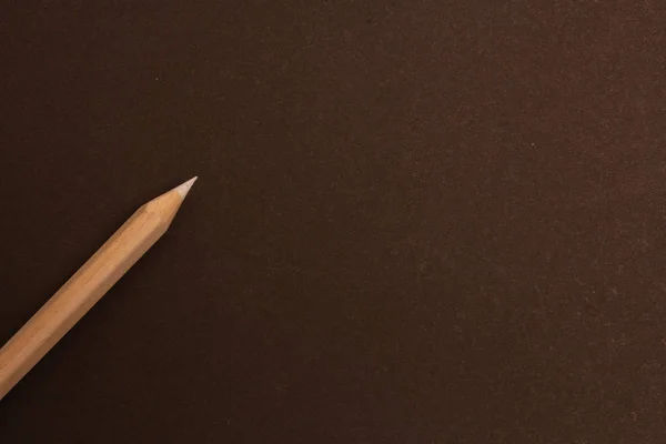 Beyaz kalem siyah arkaplanda köşegen olarak yatar — Stok fotoğraf