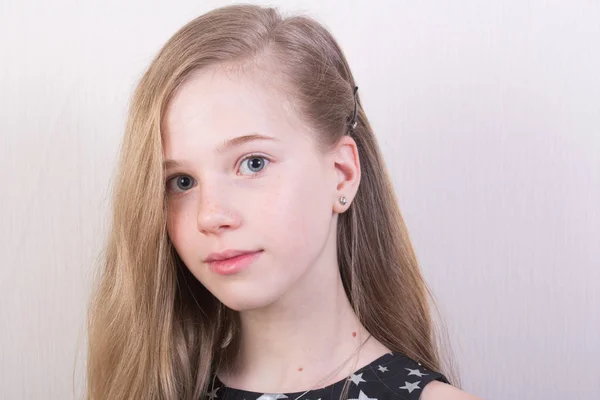 Gümüş yıldızlı siyah elbiseli açık kahverengi saçlı genç bir kızın portresi