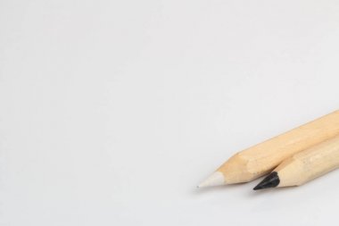 Beyaz arka planda beyaz ve siyah kalemler