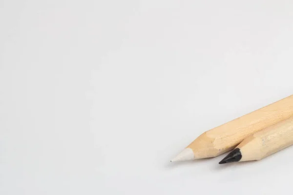 Beyaz arka planda beyaz ve siyah kalemler