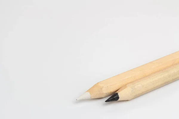 Beyaz arka planda beyaz ve siyah kalemler