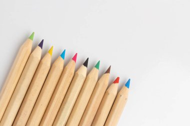 Renk kalemler beyaz masada.