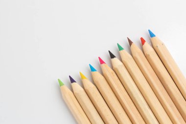 Renk kalemler beyaz masada.