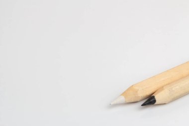 Beyaz arka planda beyaz ve siyah kalemler