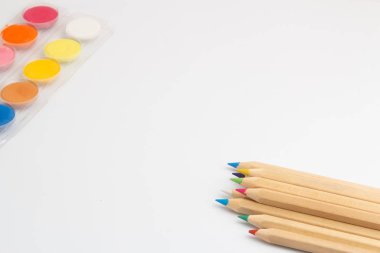 Beyaz arka planda renkli kalemler ve pastel renkler