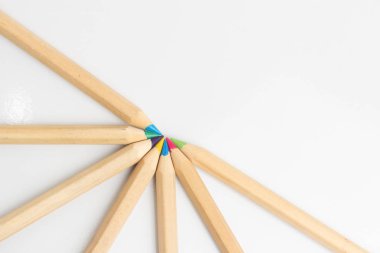 Renk kalemler beyaz masada.