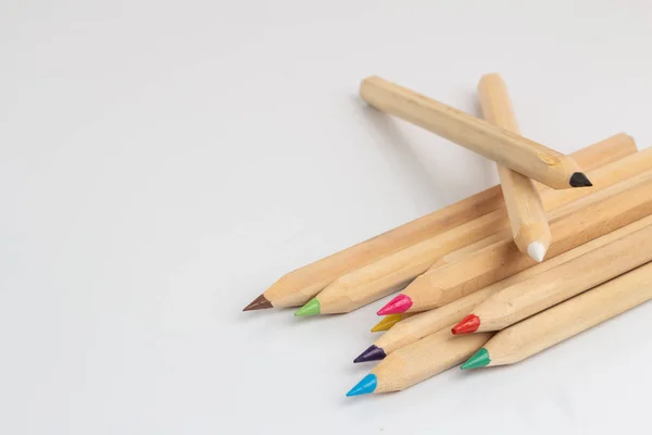 Renkli kalemler beyaz bir arka planda yatıyor