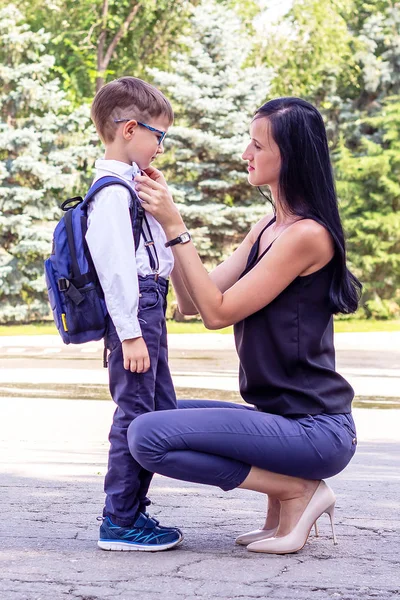 Jeune brune maman escorte son fils de première année à l'école — Photo