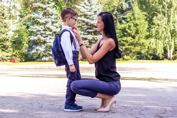 Genç esmer anne okula onu ilk sınıf oğlu eskort