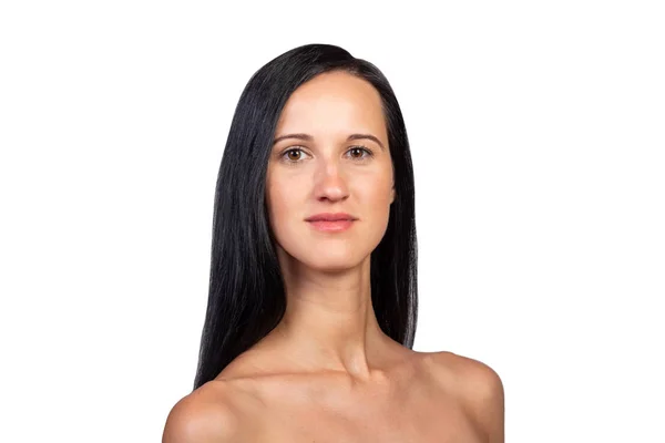 Makyaj beyaz arka plan üzerinde izole olmadan genç bir güzel esmer kız Closeup portre