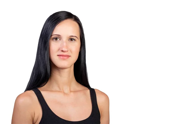 Makyaj beyaz arka plan üzerinde izole olmadan genç bir güzel esmer kız Closeup portre