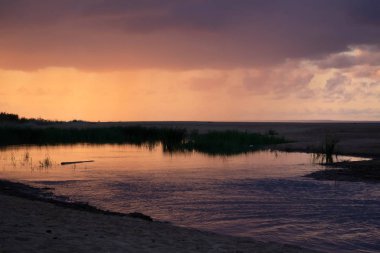 Yaz aylarında deniz plajında güzel gün batımı