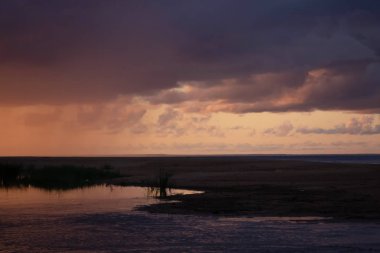 Yaz aylarında deniz plajında güzel gün batımı