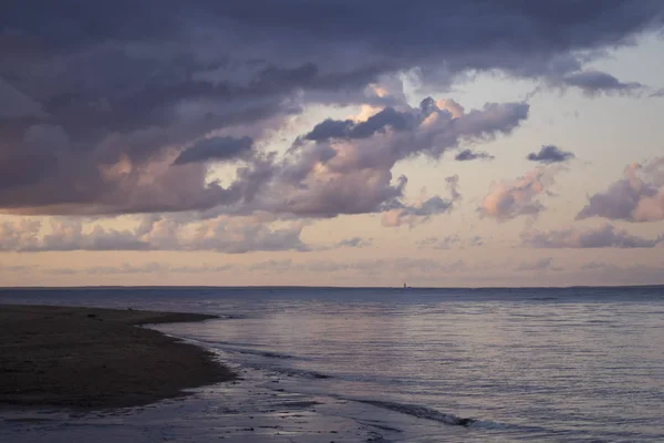 Fialově modrý západ slunce u moře za letního večera — Stock fotografie